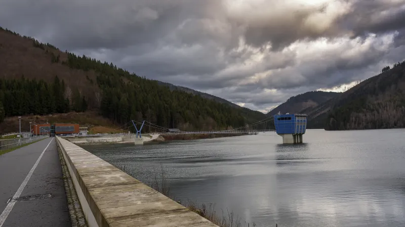 Přehrada Šance, jeden z možných startovních bodů stoupání na Lysou horu