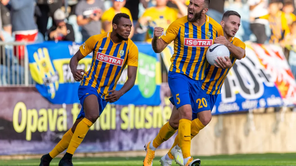 Jan Žídek se raduje poté, co proměnil penaltu proti Teplicím