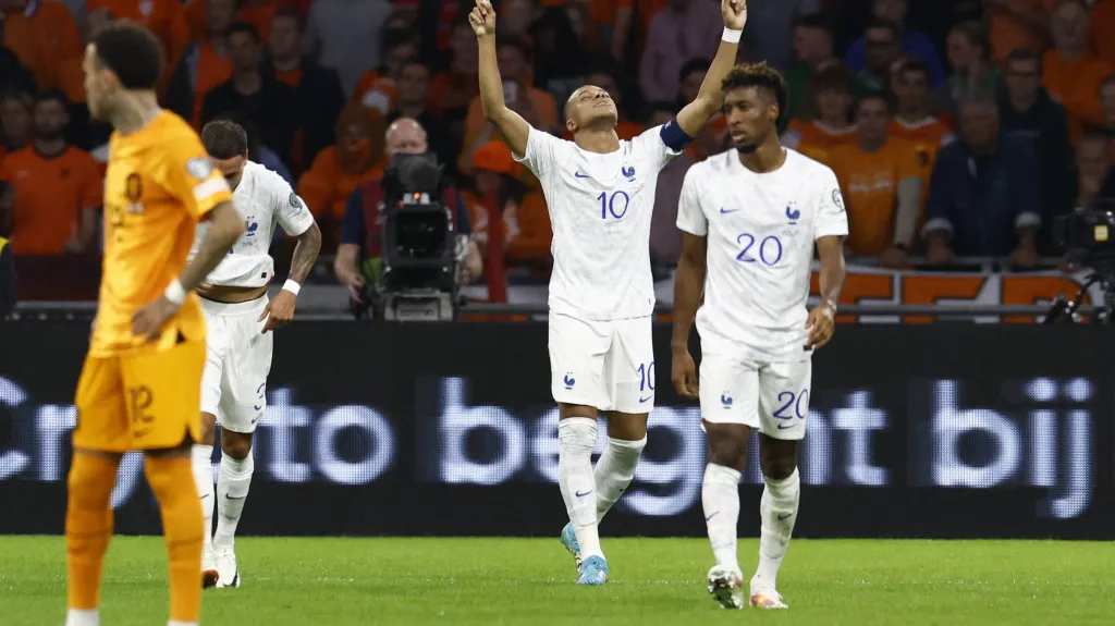 Francouz Kylian Mbappé se raduje z gólu v nizozemské síti