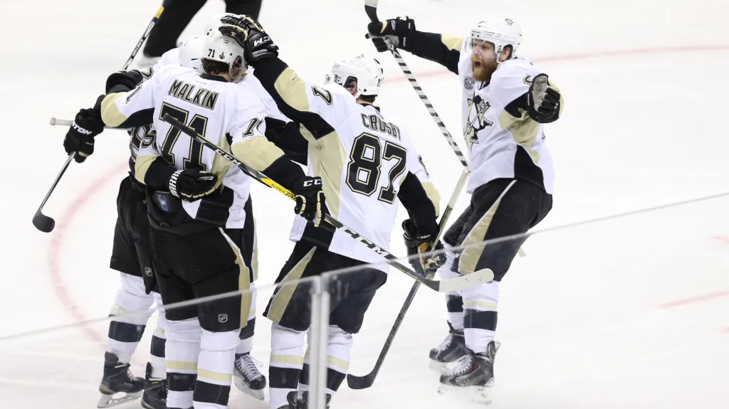 Slavící hokejisté Penguins