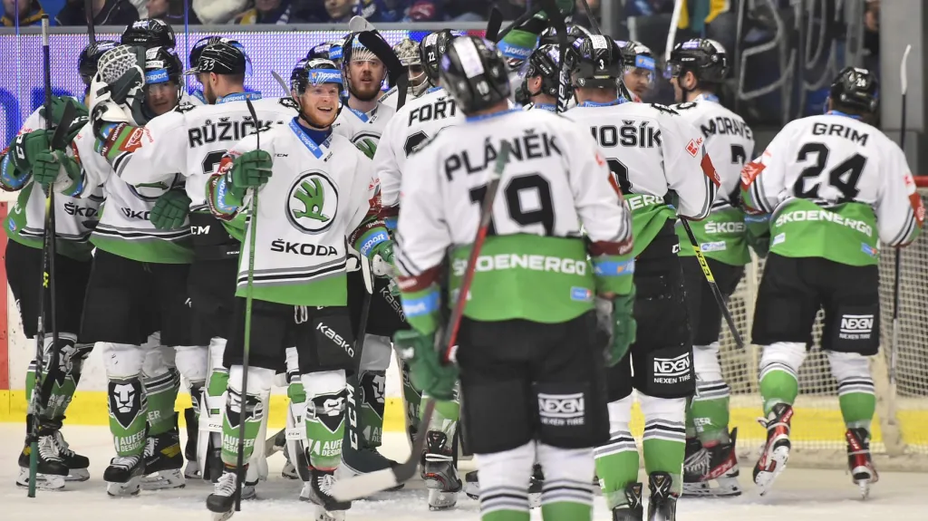 Hokejisté Mladé Boleslavi se radují z postupu do čtvrtfinále play-off