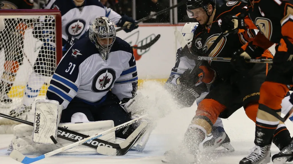Brankář Winnipegu Ondřej Pavelec v utkání proti Anaheimu