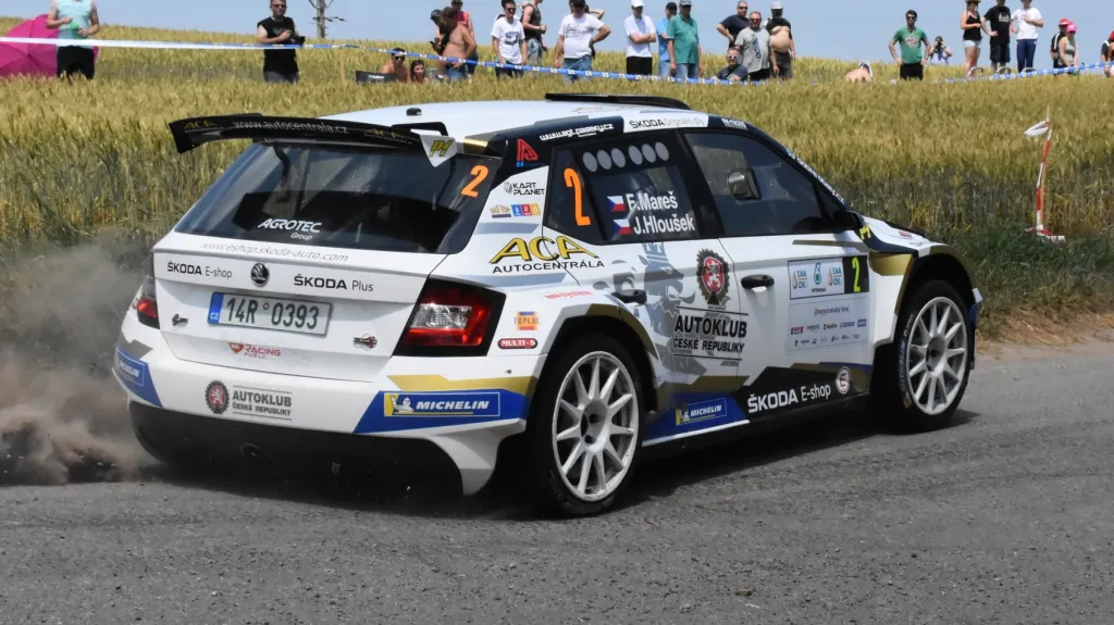 Římská rallye začíná a Mareš havaroval