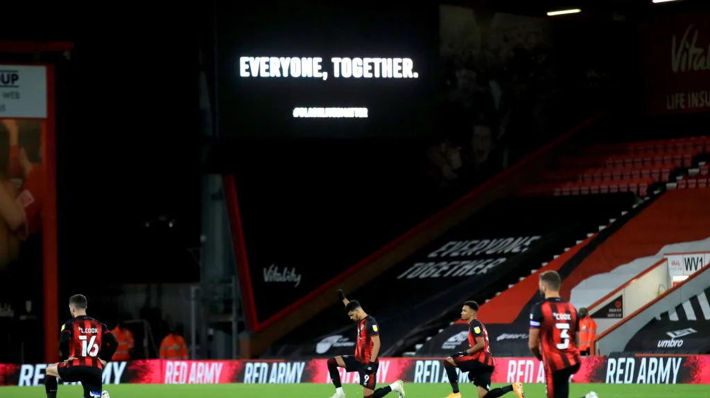 Klečící fotbalisté Bournemouthu