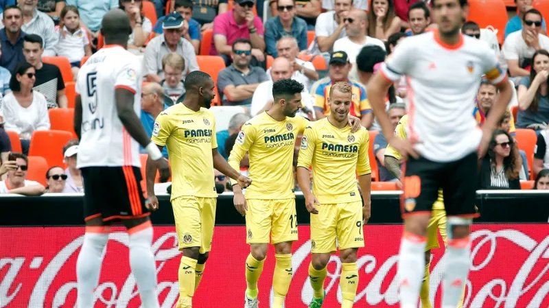 Fotbalisté Villarrealu se radují z gólu v síti Valencie