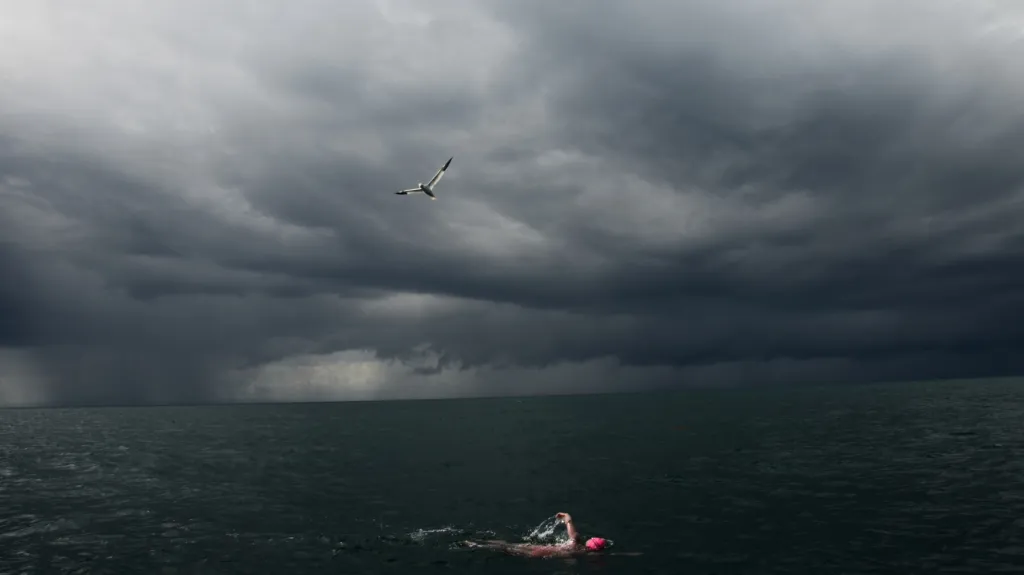 Dálková plavkyně Abhejali Bernardová při překonávání Severního kanálu mezi Irskem a Skotskem