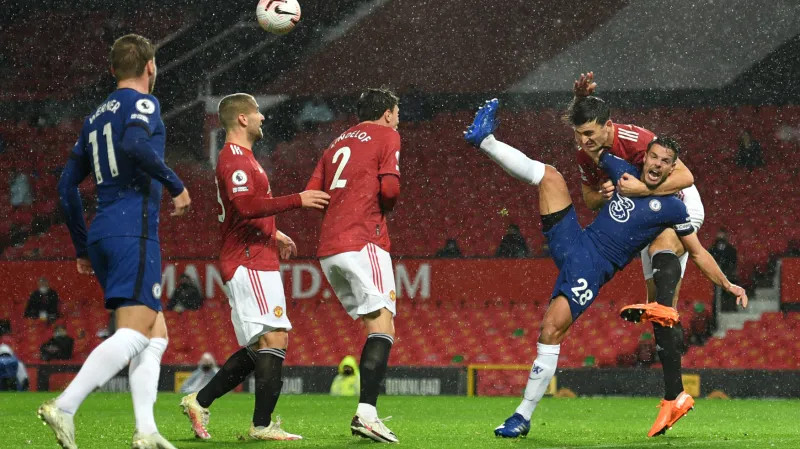 Harry Maguire ve sporném souboji kapitánů s Césarem Azpilicuetou