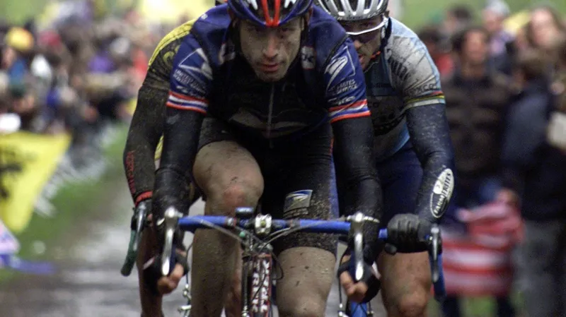 Paříž-Roubaix 2002: George Hincapie a za jeho zády Johan Museeuw
