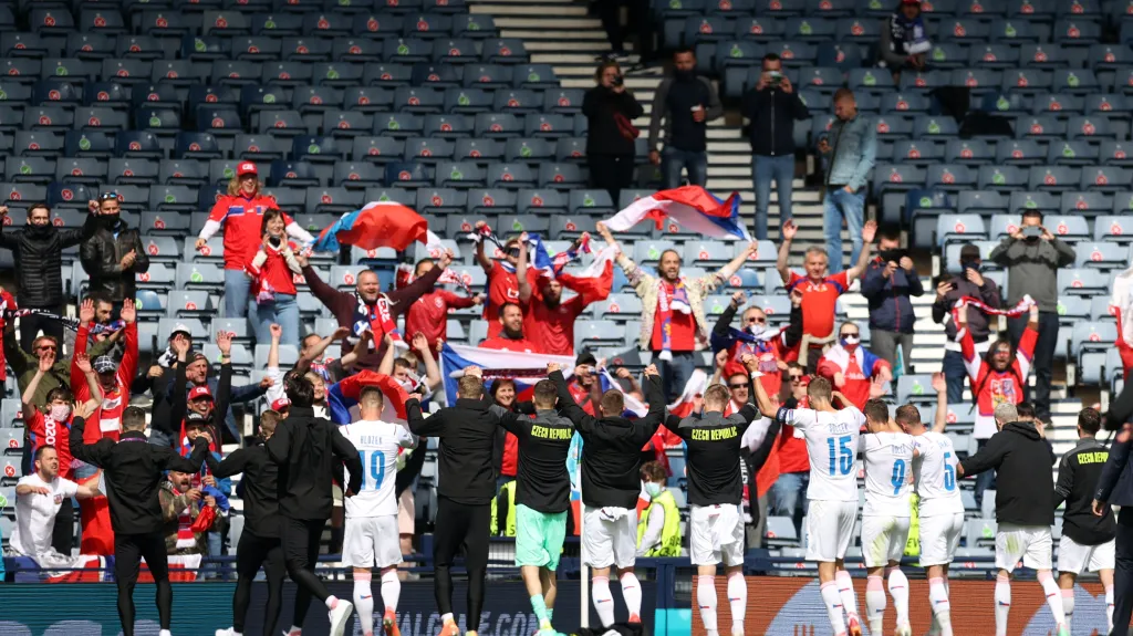 Čeští fotbalisté se radují s fanoušky z výhry