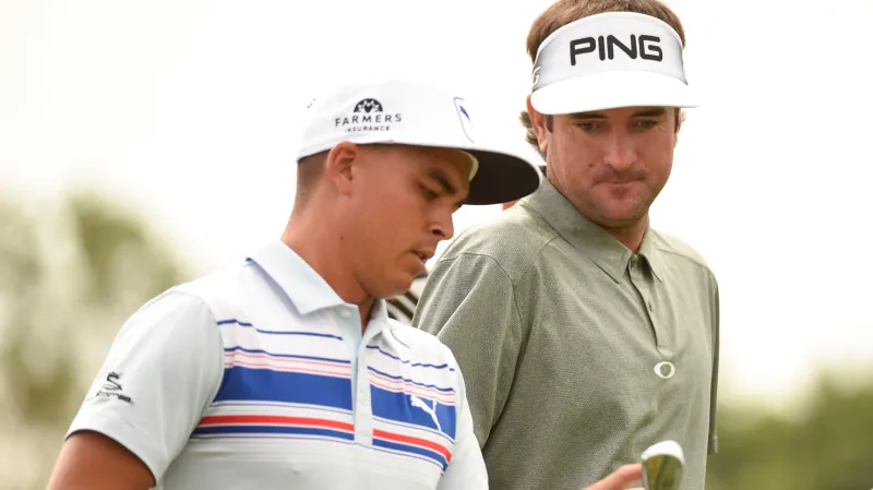 Američtí hráči Rickie Fowler (vlevo) a Bubba Watson