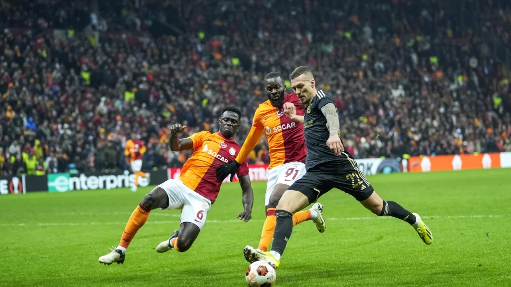 Lukáš Haraslín v duelu s Galatasarayem
