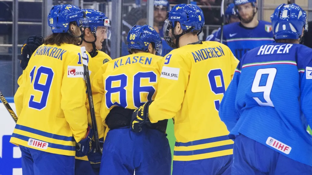 Hokejisté Švédska slaví vstřelený gól v síti Itálie