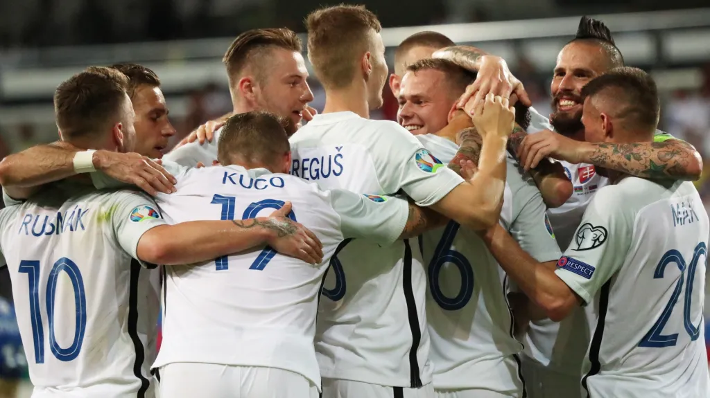 Fotbalisté Slovenska slaví gól