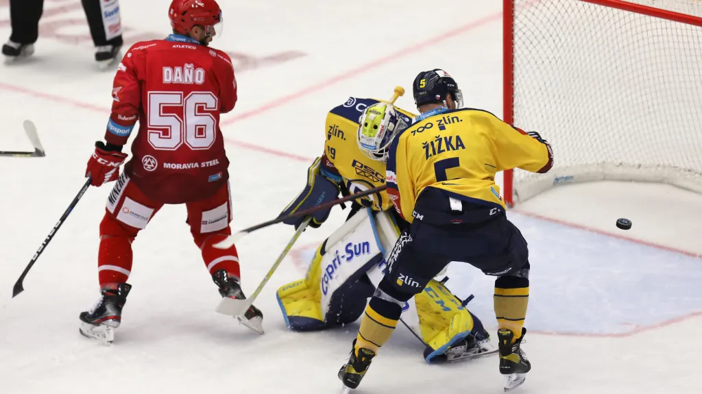 Třinecký útočník Marko Daňo v šanci proti Zlínu