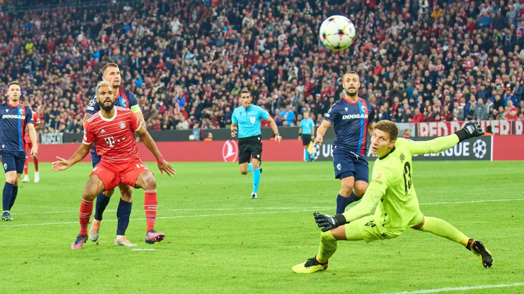 Marian Tvrdoň inkasuje gól v zápase s Bayernem 