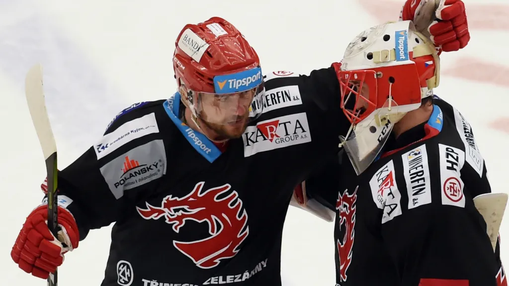 Třinecký Jakub Petružálek s Šimonem Hrubcem