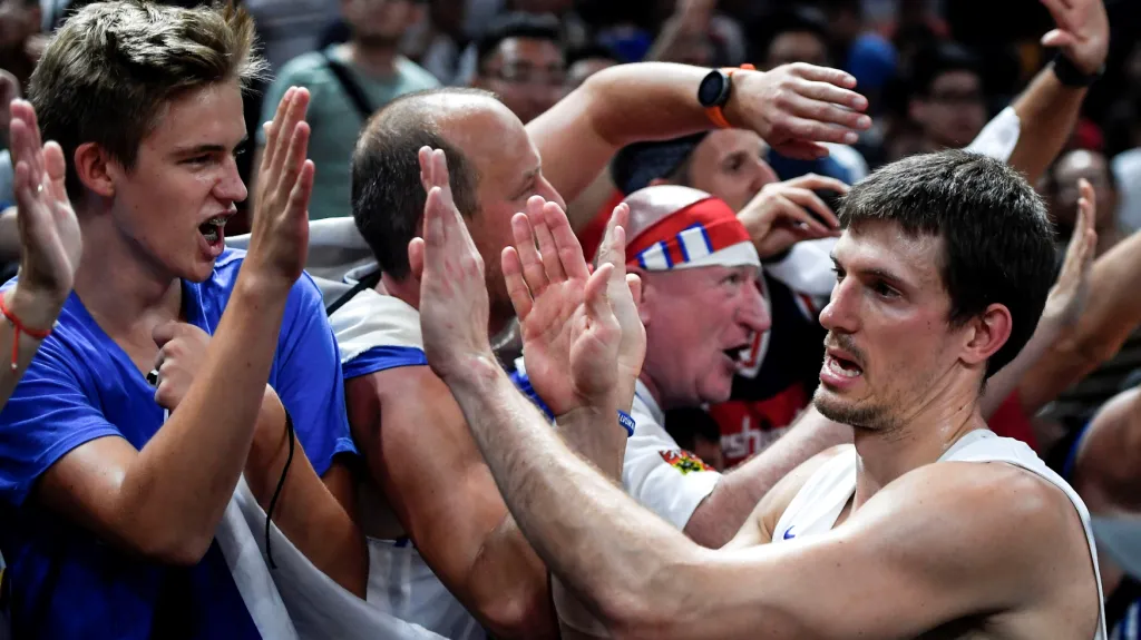 Pavel Pumprla se zdraví s fanoušky