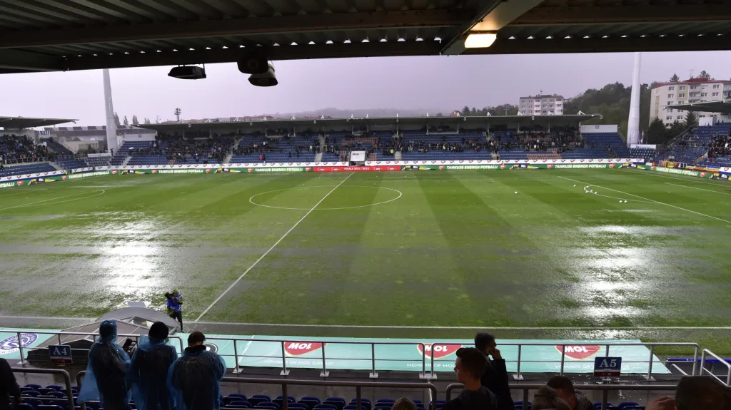 Stadion Slovácka po průtrži mračen