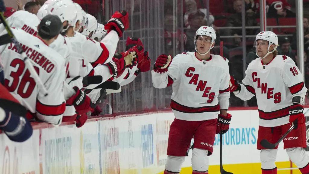 Martin Nečas oslavuje se spoluhráči z Caroliny gól