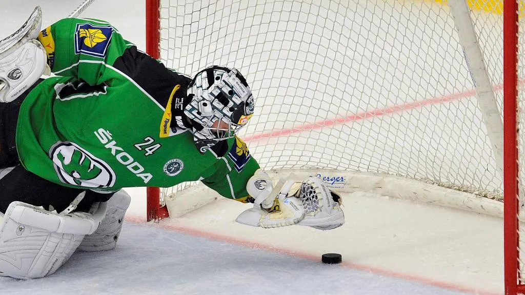 Brankář Boleslavi Jaroslav Hübl chytá puk na brankové čáře