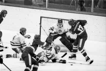 Brankář Jaromír Šindel čelí šanci SSSR ve finále olympijského turnaje v Sarajevu 1984