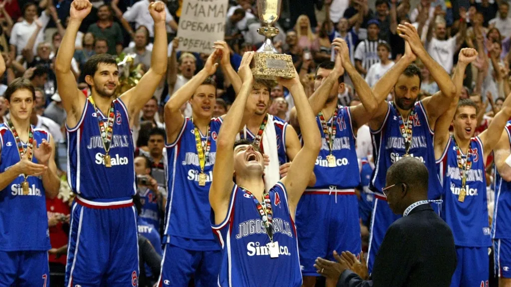 Basketbalisté Jugoslávie po vítězství na MS 2002