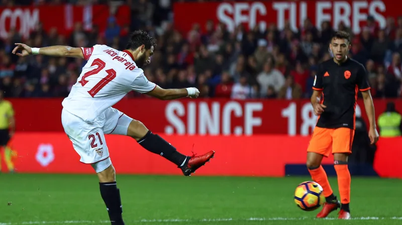 Nico Pareja střílí rozhodující gól do sítě Valencie