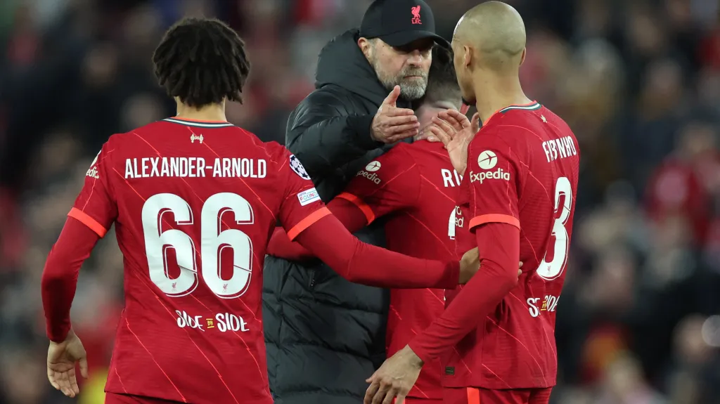 Trenér Liverpoolu Jürgen Klopp se zdraví se svými svěřenci