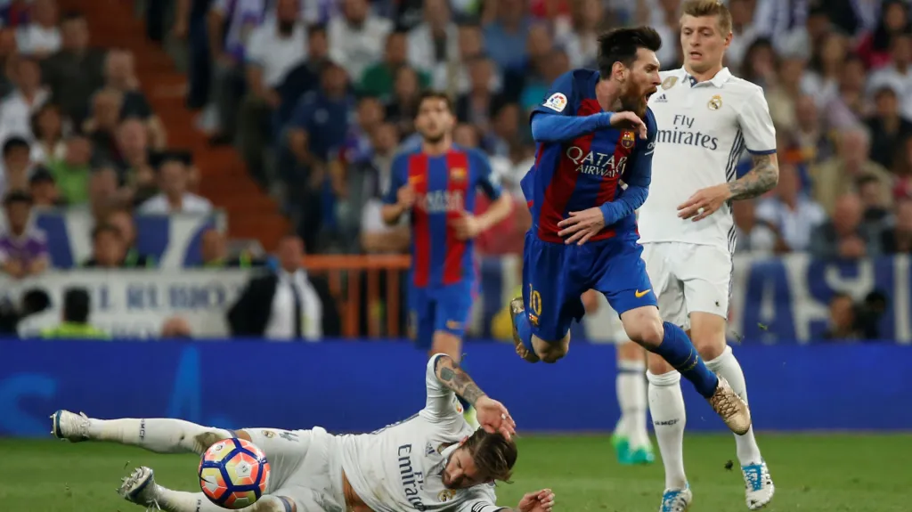 Sergio Ramos sestřelil Lionela Messiho a slavné El Clásico nedohrál