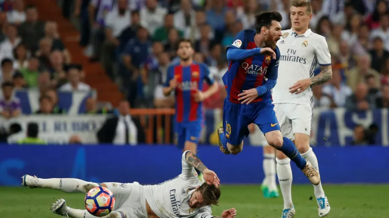 Sergio Ramos sestřelil Lionela Messiho a slavné El Clásico nedohrál