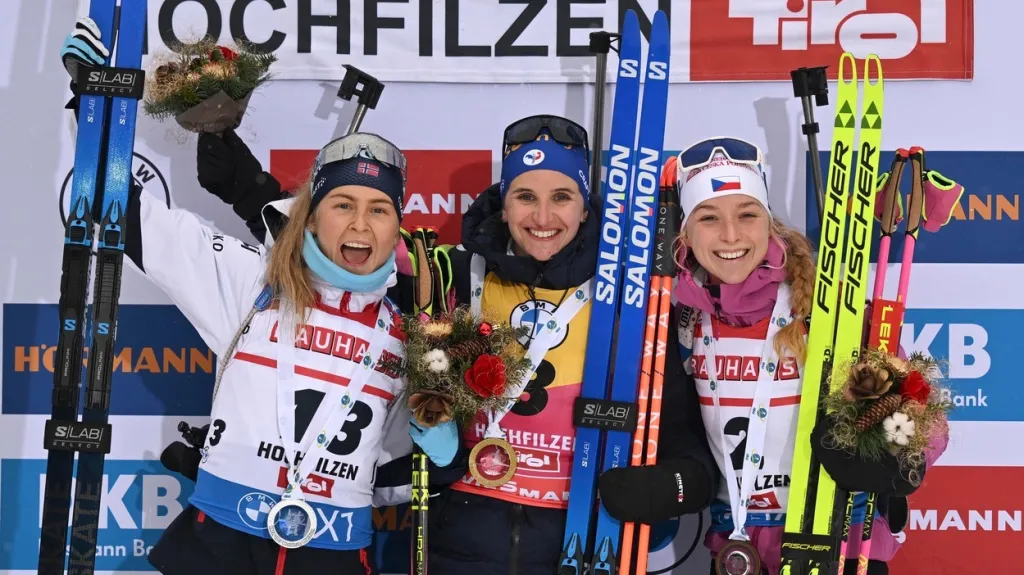 Markéta Davidová na stupních vítězů v Hochfilzenu