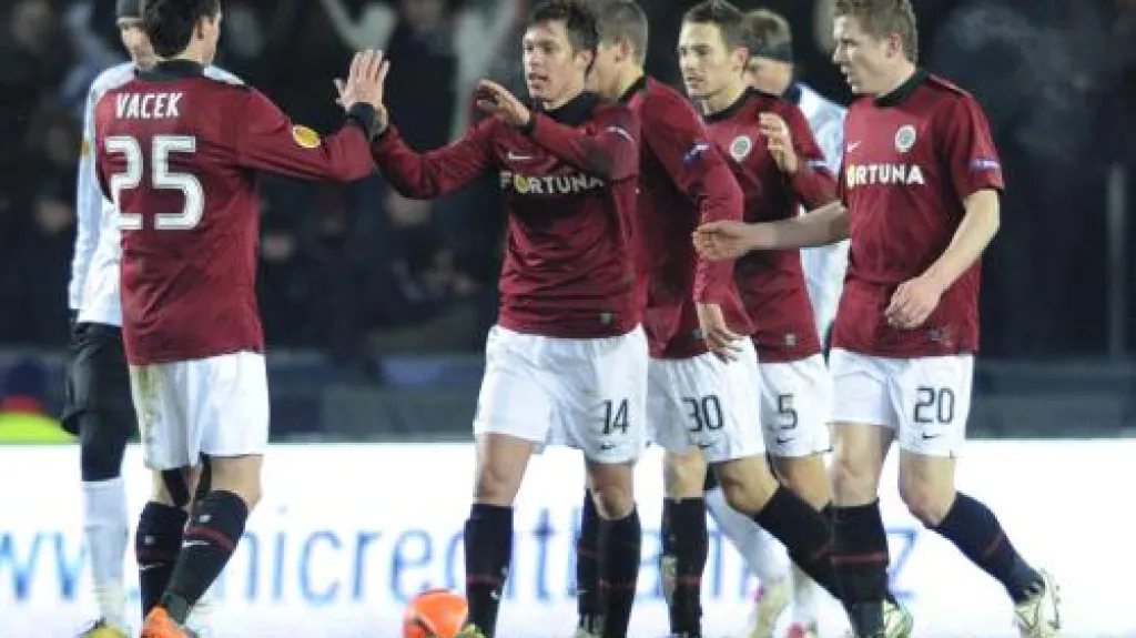 Václav Kadlec se raduje s hráči Sparty