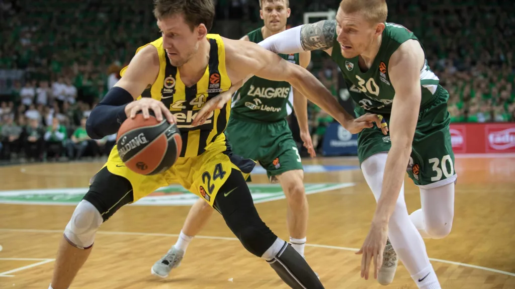 Basketbalista Fenerbahce Jan Veselý v zápase proti Žalgirisu Kaunas
