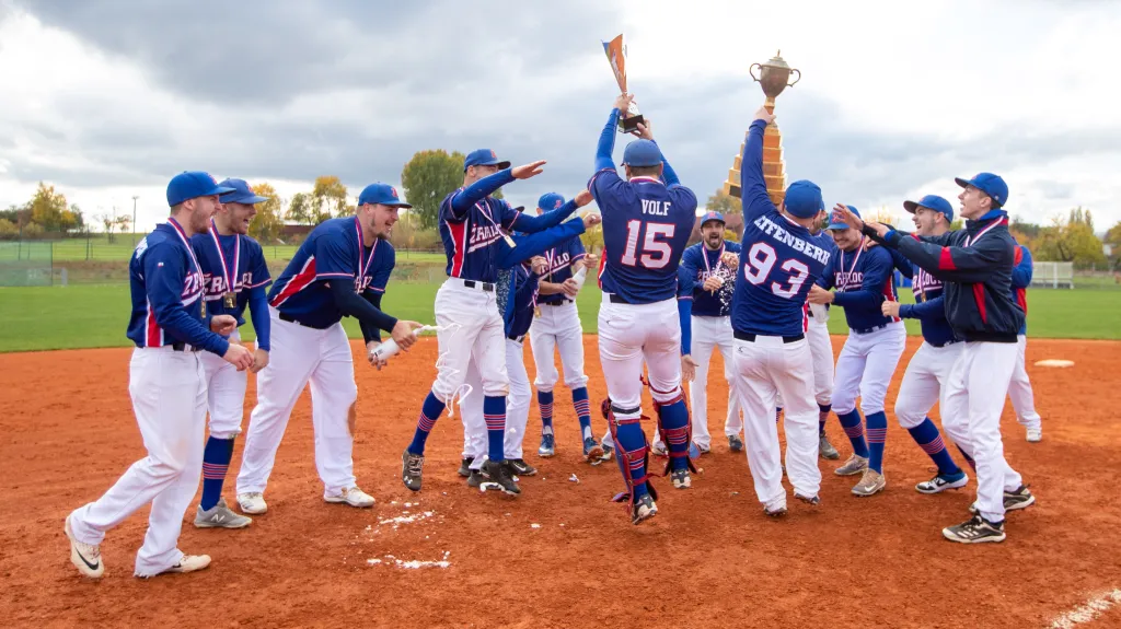 Ledeničtí softbalisté slaví titul