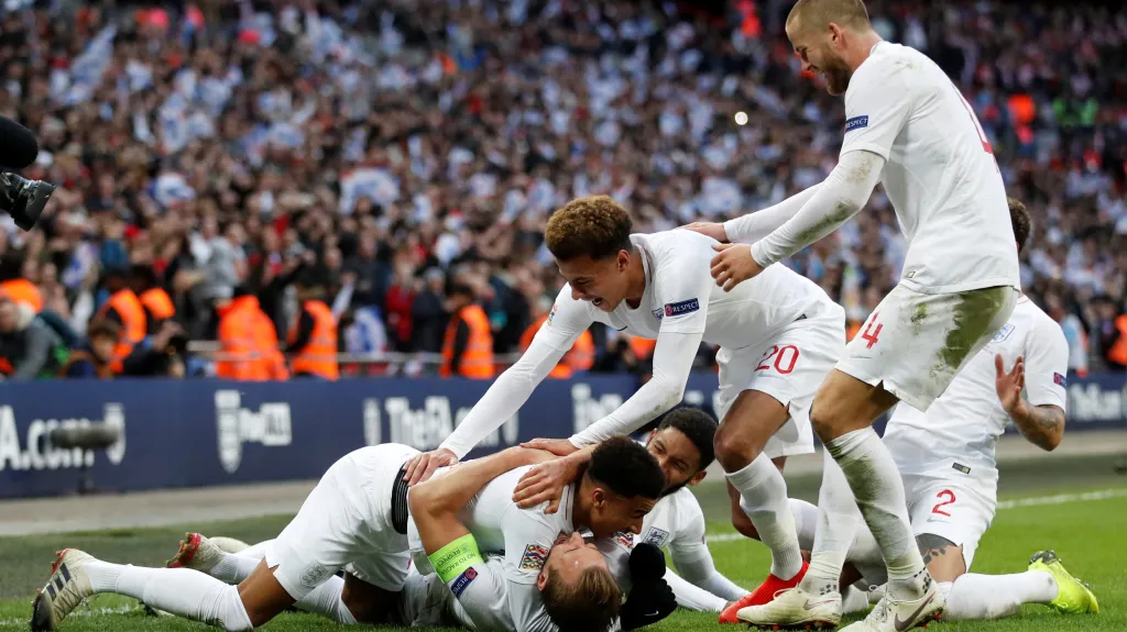 Fotbalisté Anglie se radují z gólu