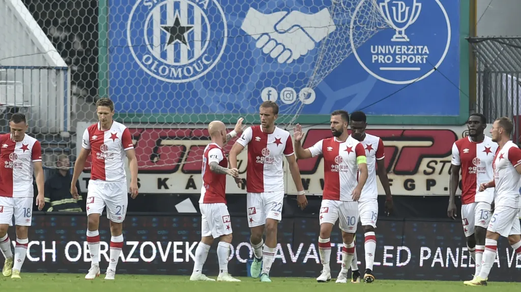 Fotbalisté Slavie se radují z gólu v Olomouci