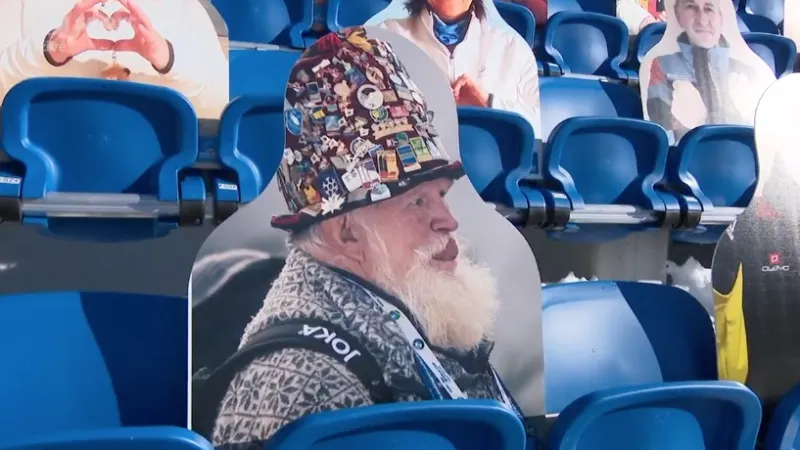 Diváky nahradili v Anterselvě v hledišti karťáci