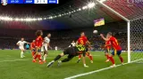 Moment utkání Španělsko – Anglie: Olmova hlavička na brankové čáře (90. min.)