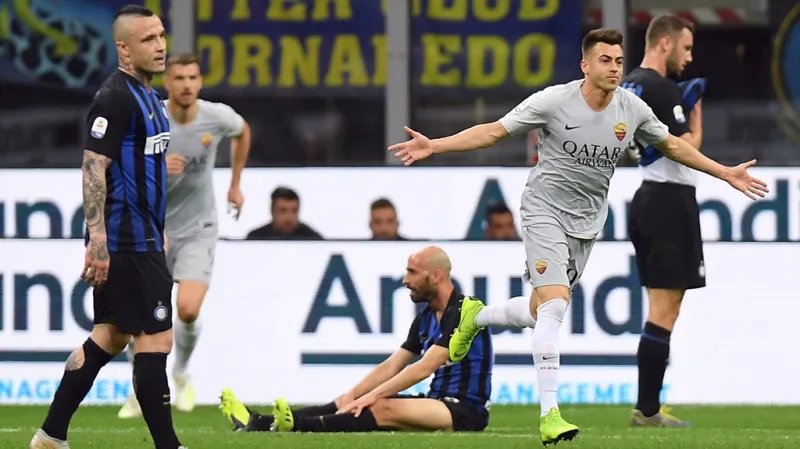 Stephan El Shaarawy z AS Řím se raduje z gólu na San Siru