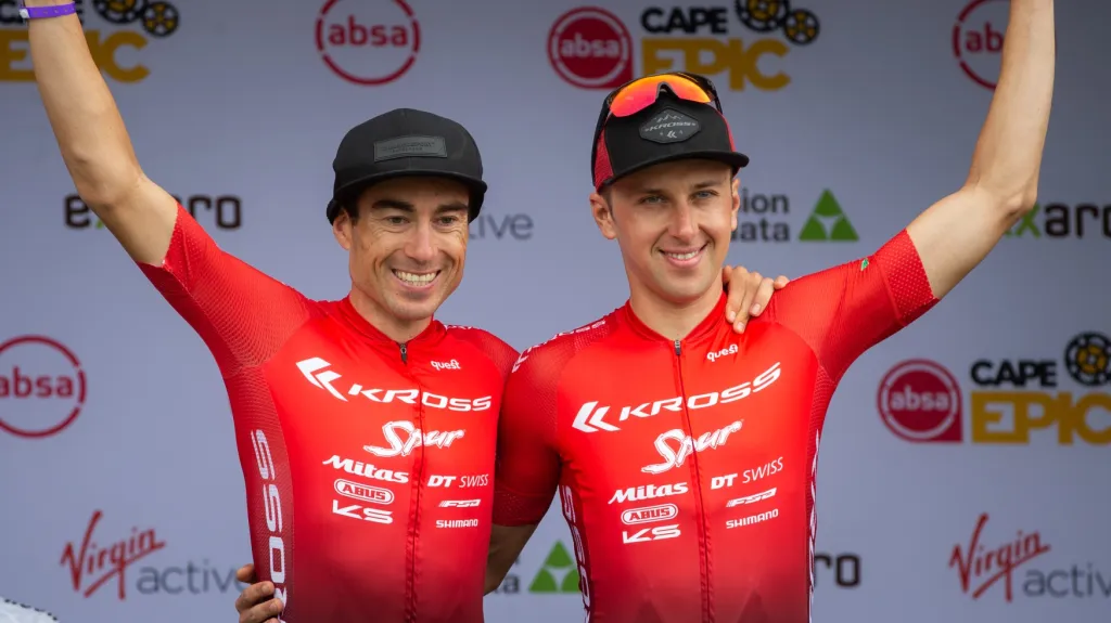 Biker Ondřej Cink s parťákem Sergiem Mantecónem na Cape Epic