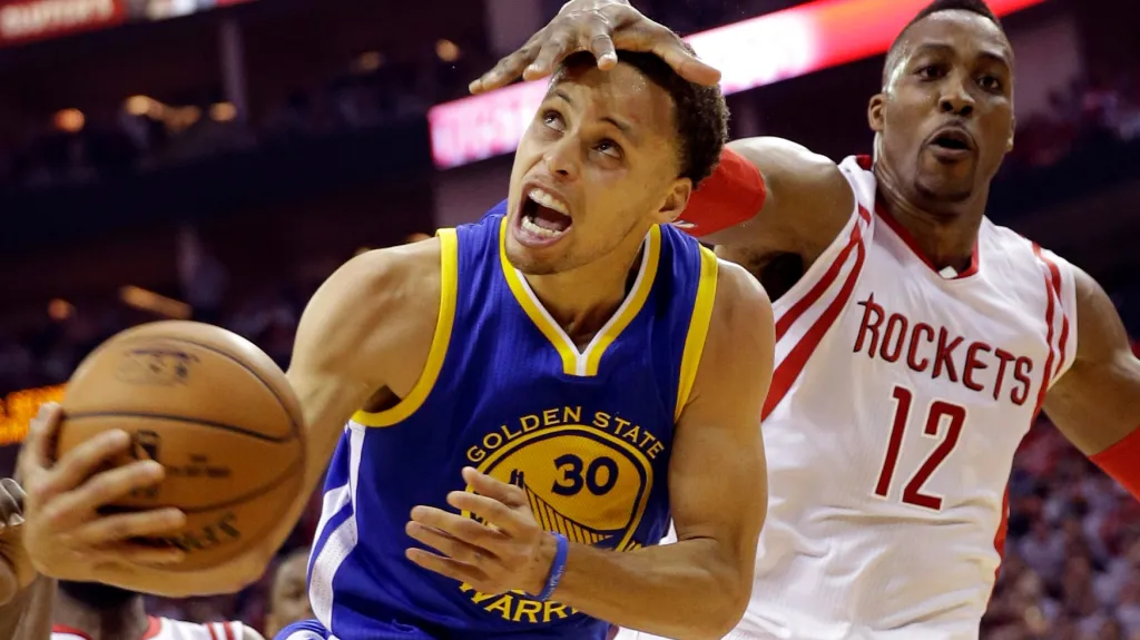 Stephen Curry z Golden State se snaží prosadit přes Dwighta Howarda z Houstonu 