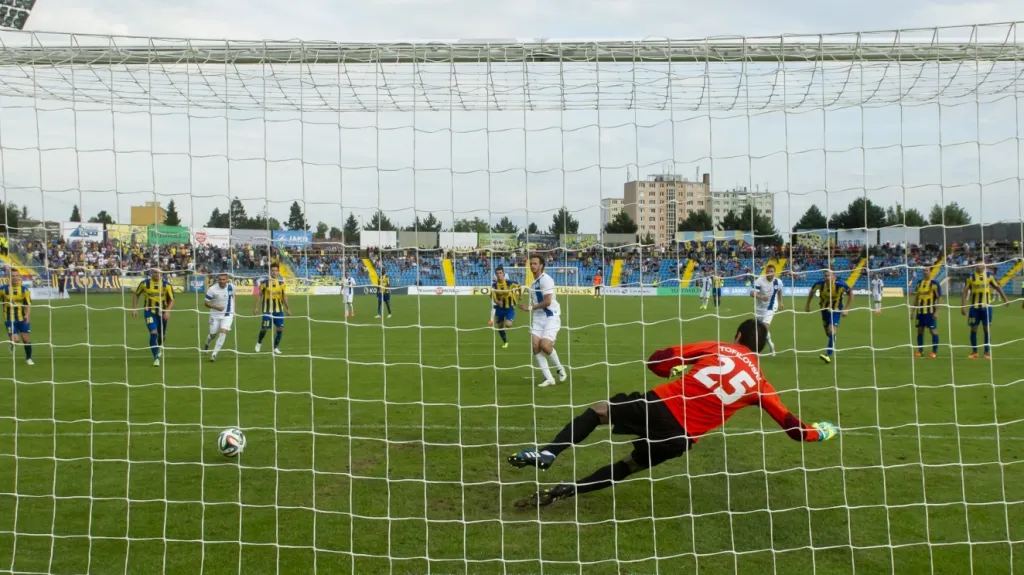 Liberecký Marek Jarolím proměňuje penaltu v uktání s Košicemi
