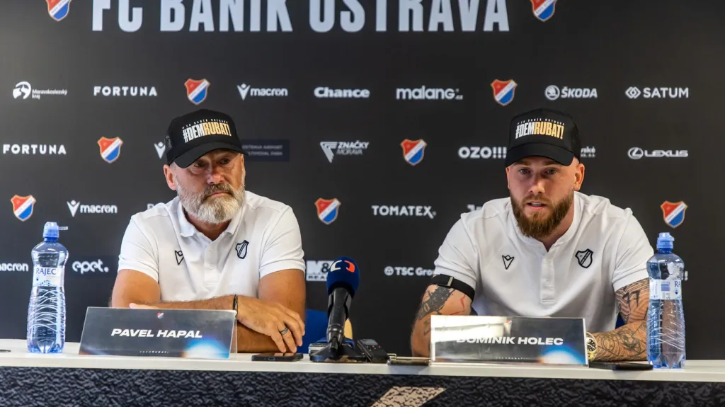 Trenér Baníku Ostrava Pavel Hapal a brankář Dominik Holec