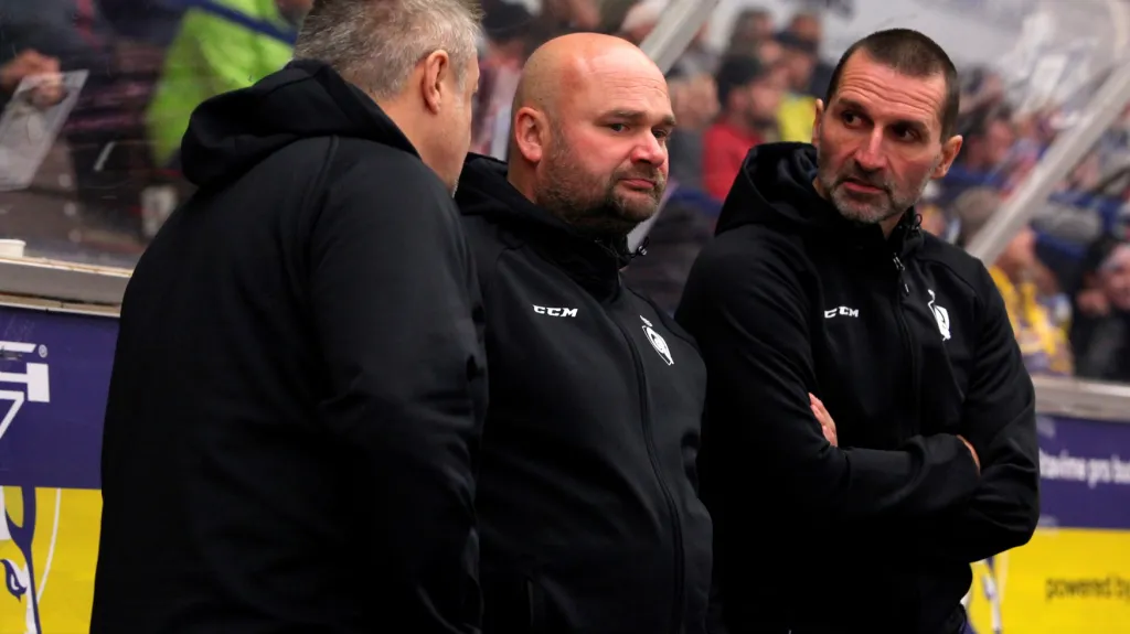 Střídačka Zlína, vlevo Luboš Jenáček a vedle něj Luboš Rob