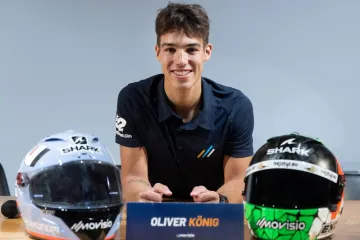 Motocyklový jezdec Oliver König na tiskové konferenci
