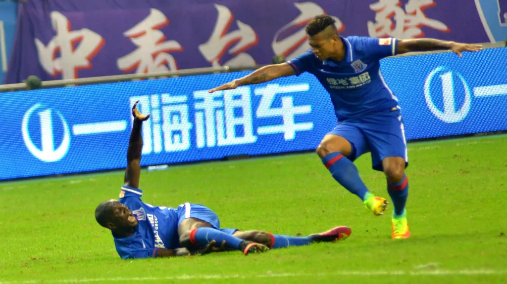 Útočník Demba Ba si během utkání čínské ligy zlomil nohu