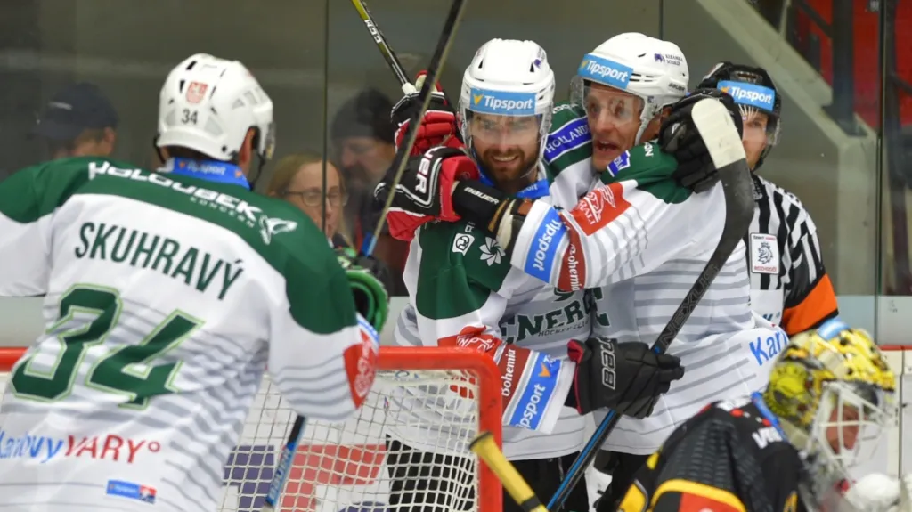 Hokejisté Karlových Varů slaví Koblasovu branku