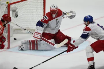 Český brankář Šimon Hrubec v utkání s Ruskem