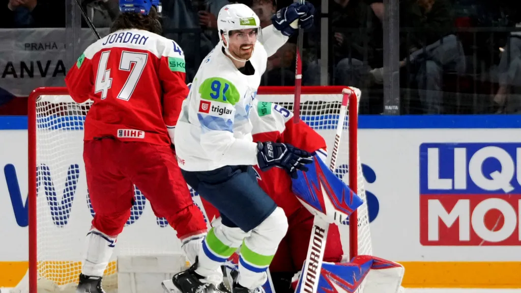 Slovinský hráč Miha Verlič oslavuje druhou branku v zápase proti Česku