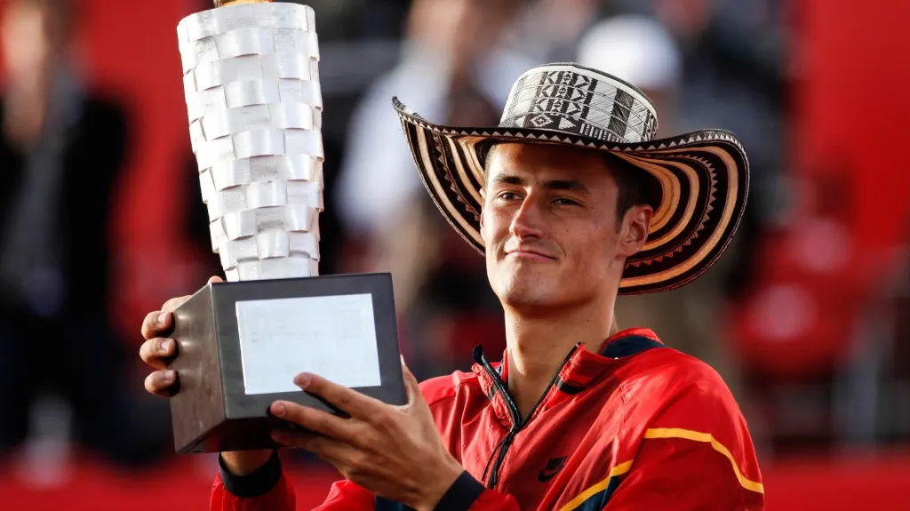 Bernard Tomic s trofejí pro vítěze turnaje v Bogotě